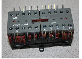 圖：用于三相電機(jī)的電動(dòng)機(jī)可逆啟動(dòng)器