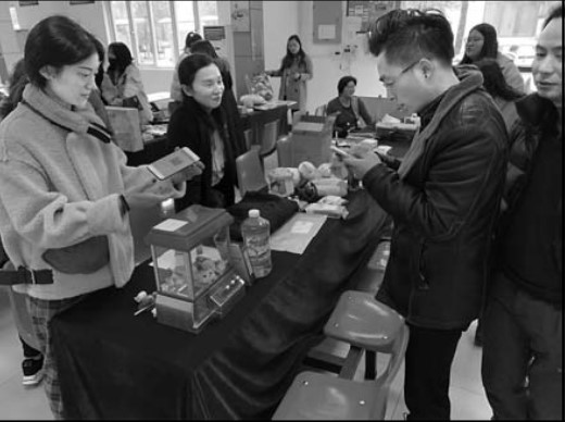 上海自儀有限公司團(tuán)委開展“學(xué)雷鋒愛心義賣”進(jìn)入第六個(gè)年頭送人玫瑰手留余香