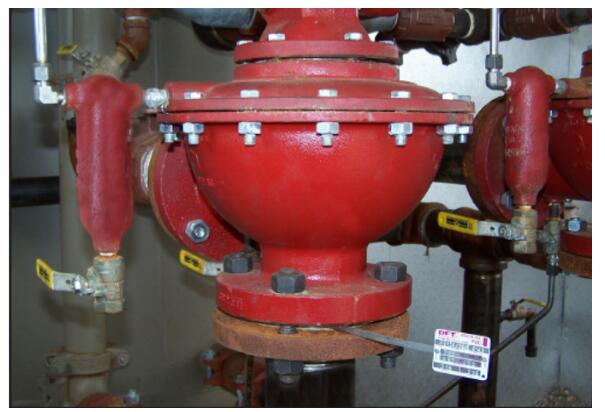 圖：緊湊型止回閥安裝在垂直排水閥的下游側